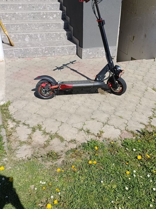 Електро самокат kugoo kirin m 4 pro+  батарея тримає гарно заряд є незначні царапини на рулі та деці а так катався акуратно пишіть у приватні