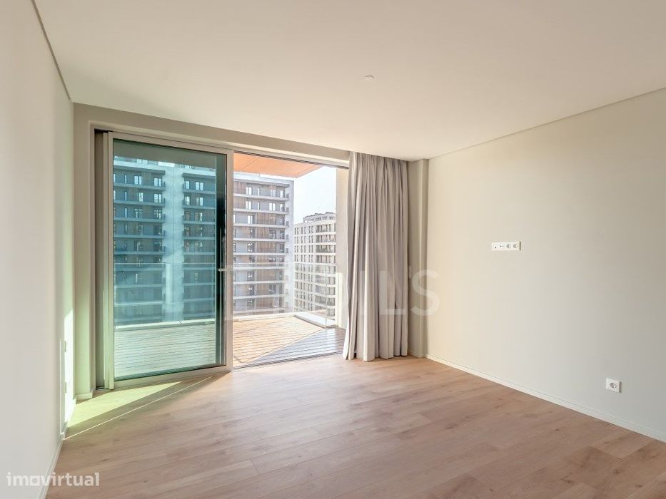 Apartamento T3 com terraços e estacionamento, em Miraflores