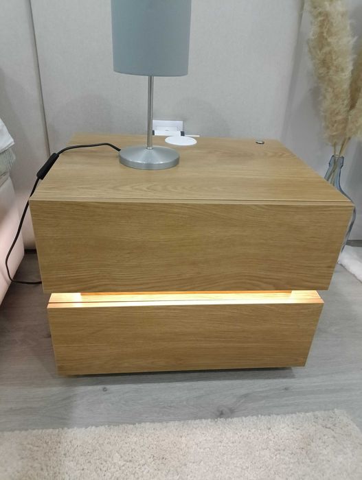 Mesa de cabeceira com LEDs e carregamento usb
