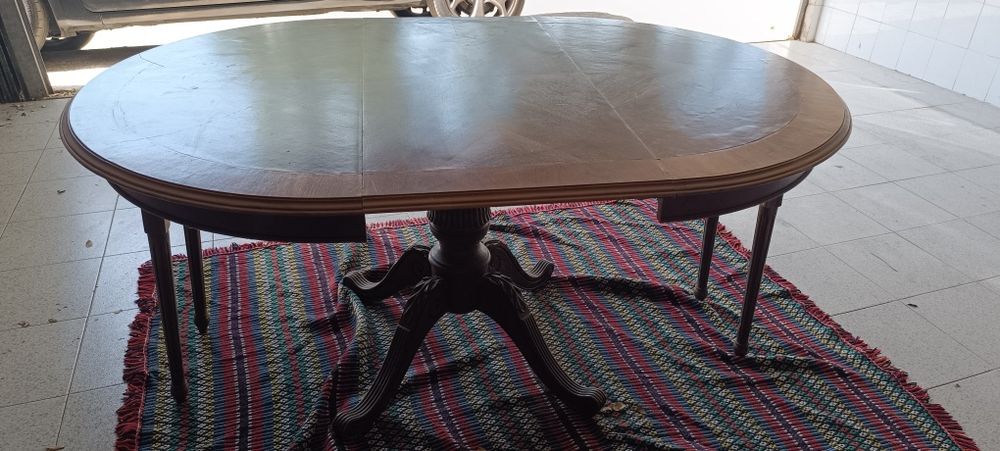 Mesa de jantar de sala.