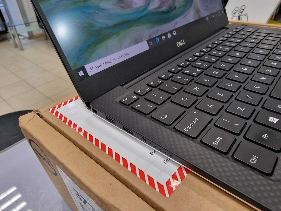 DELL XPS 13 7390/ i5-10210U/ 8GB/ 256GB/ 13.3" FHD/ W10P/ Grade A-