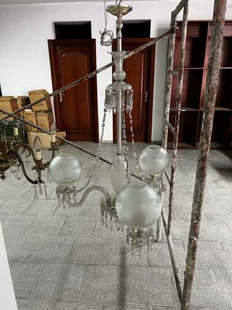 Candeeiros diversos em lustre de cristais antigos