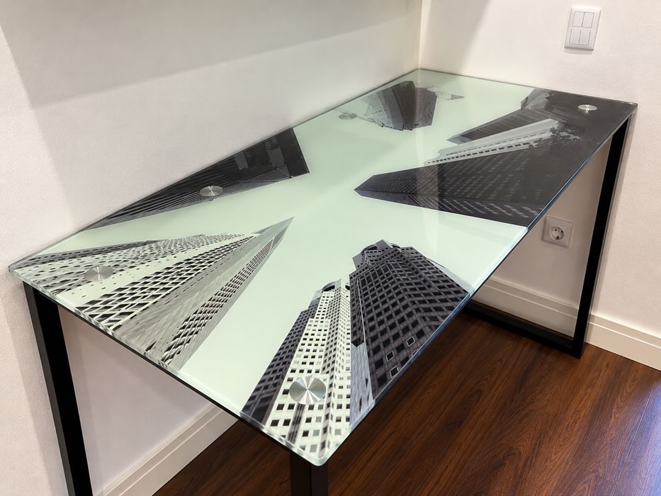 Secretária de Vidro com Design Moderno