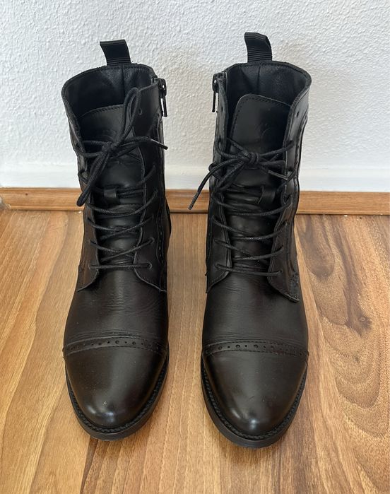 Botas pretas em pele