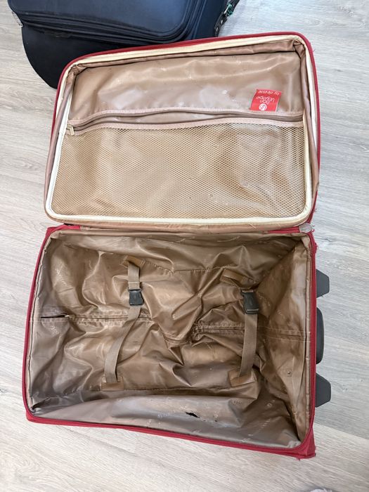 Валіза на колесах червона