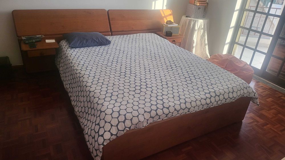 Cama com colchão e estrado