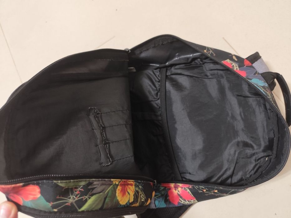 Mochila preta com padrão floral marca Mormaii