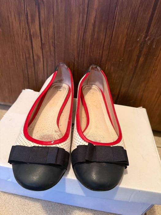 балетки з білої перфорованої шкіри