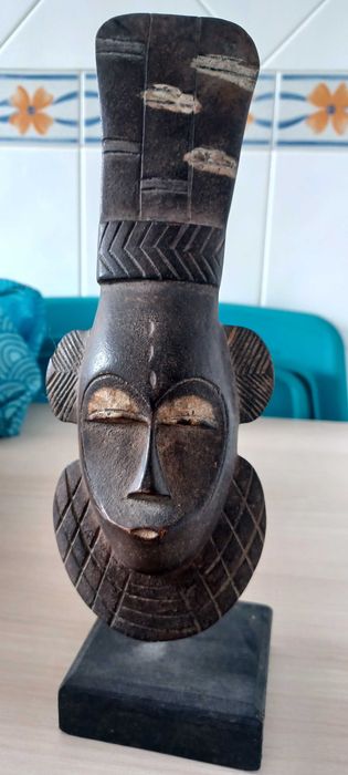 Estatuetas em madeira