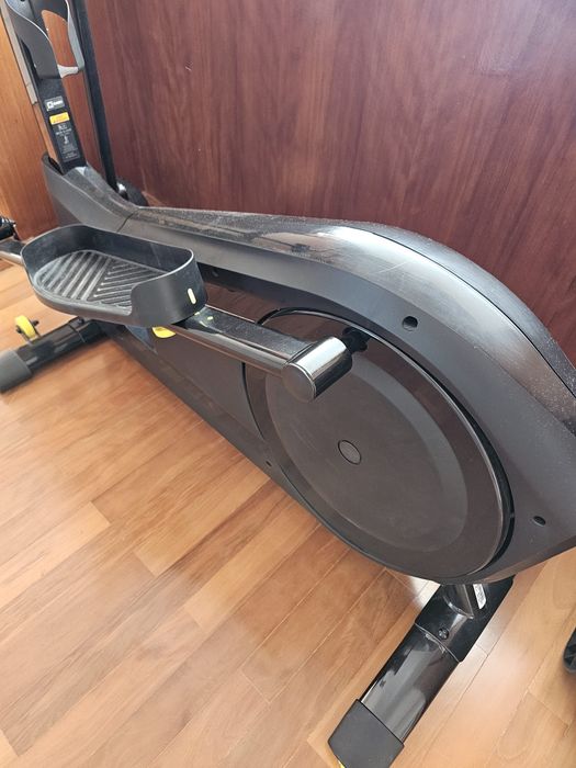 Bicicleta Elíptica Autoalimentada e Conectada EL 540