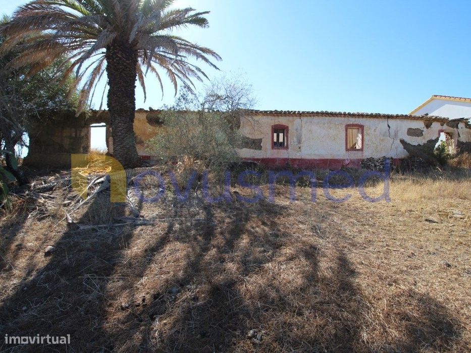 Isolated ruin with rustic land, green zone, Algarve