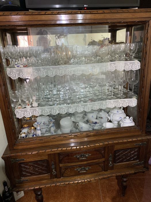 Vitrine antiga. Tem duas prateleiras em vidro.