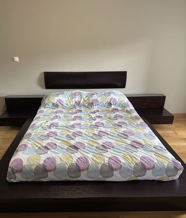 Cama de casal em madeira maciça