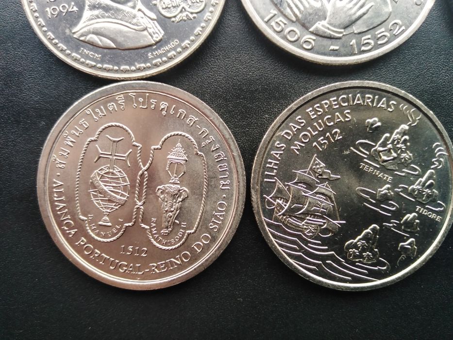 12 moedas comemorativas