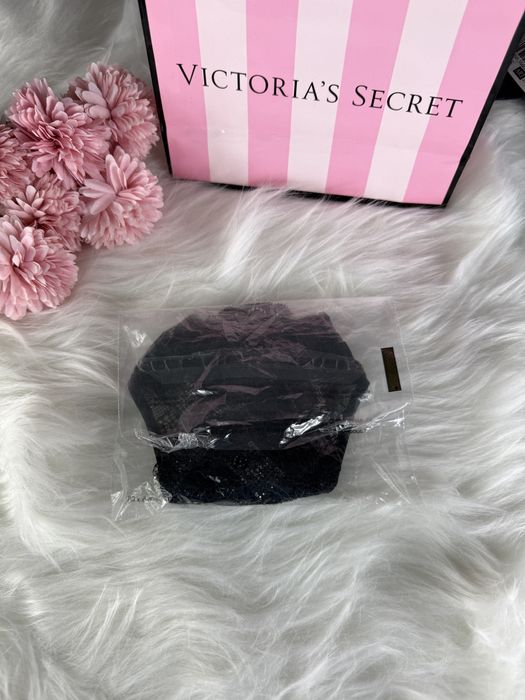 Czarne koronkowe majtki stringi z kryształkami Victoria’s Secret S