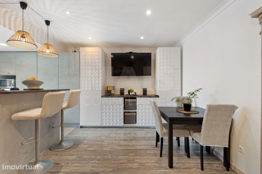 Moradia com 3 apartamentos e vista mar