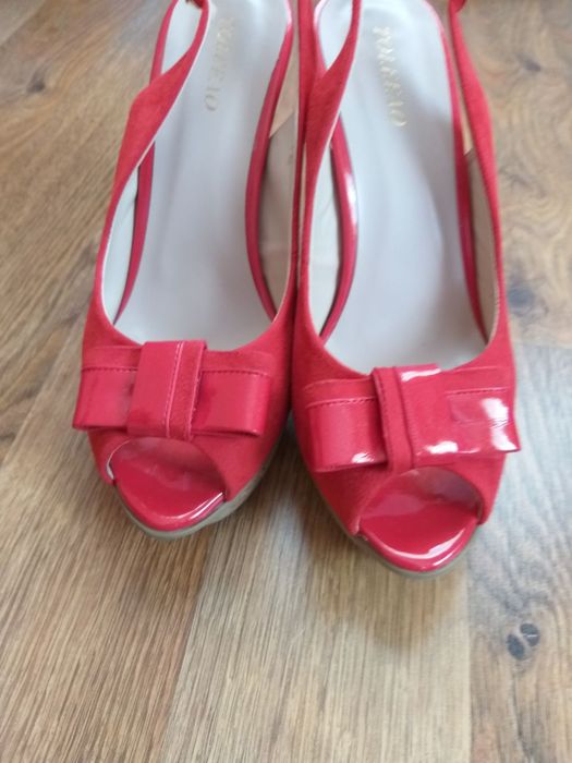 Червоні босоніжки на танкетці