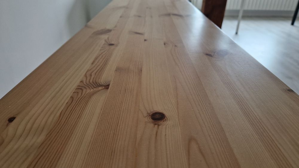 Niebieska komoda sosnowa z elementami drewna