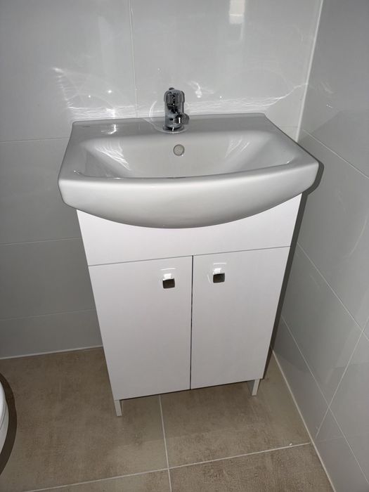 szafka z umywalką i bateria
