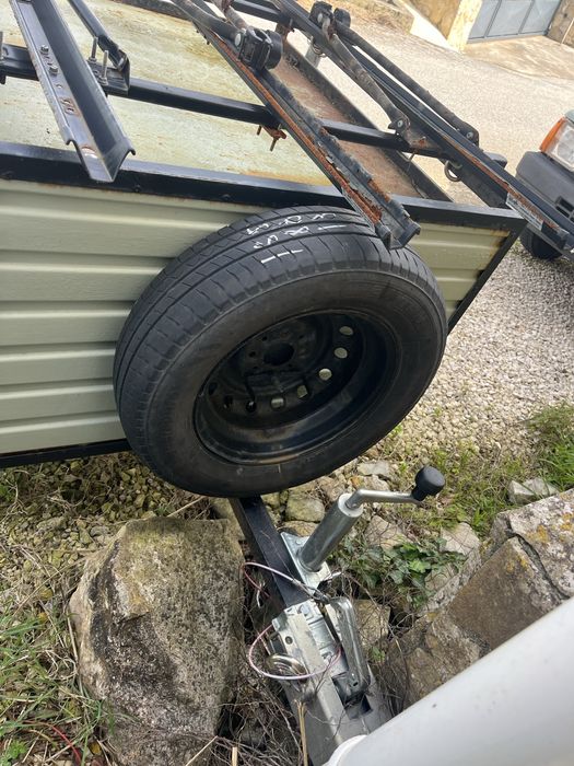 Pequeno reboque carrinho