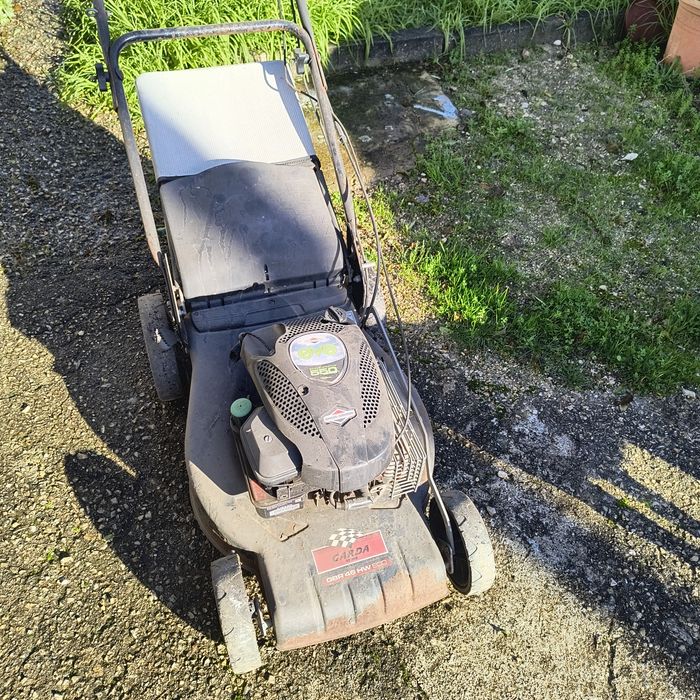 Bicicletas e corta relva