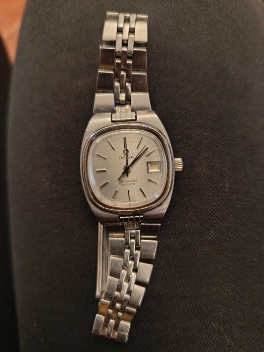 Relógio Omega Seamaster Quartz vintage em aço com mostrador claro e bracelete metálica integrada