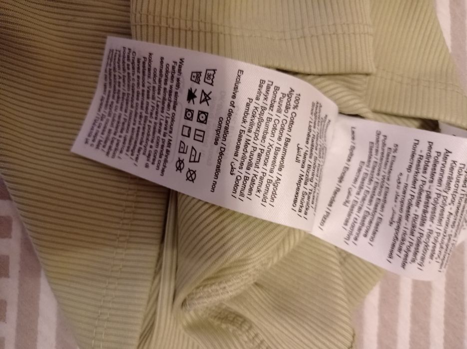 Top verde com folho e bordado inglês