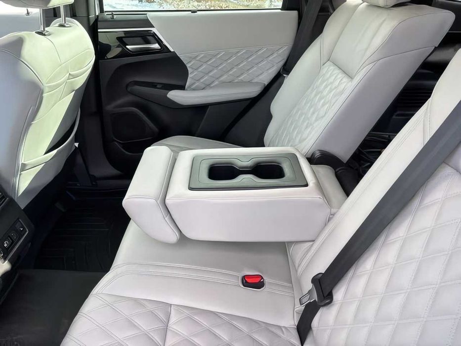 Mitsubishi Outlander      2023