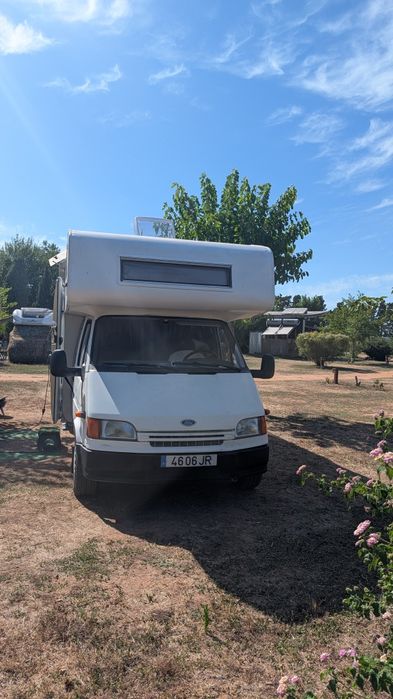 Autocaravana com 4 lugares na cabine e três portas