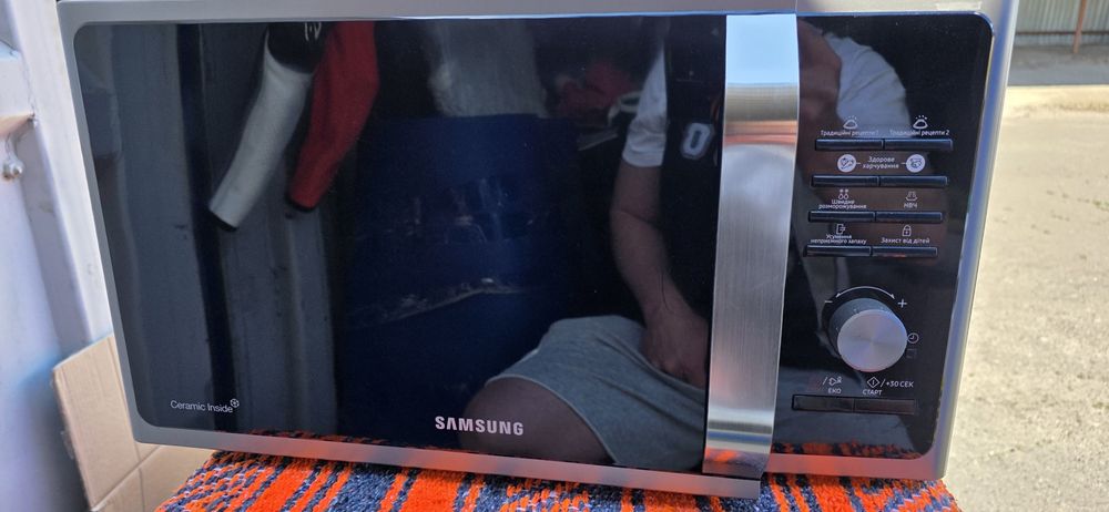 Продам мікрохвильову піч Samsung MS23F302TAS/UA в відмінному стані.