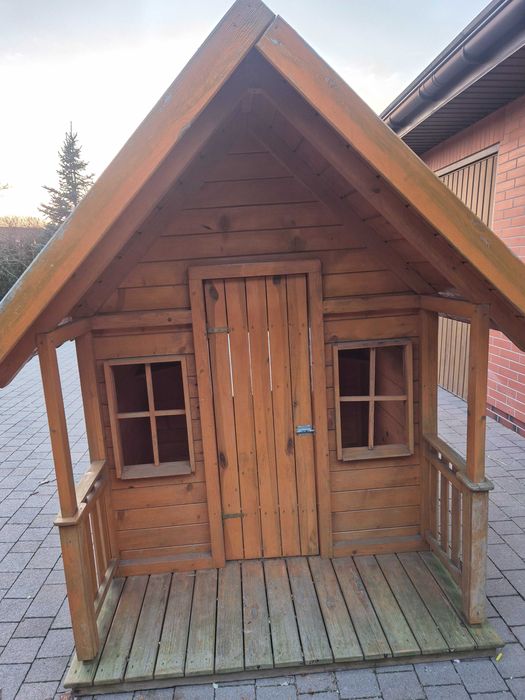 Drewniany domek dla dziecka