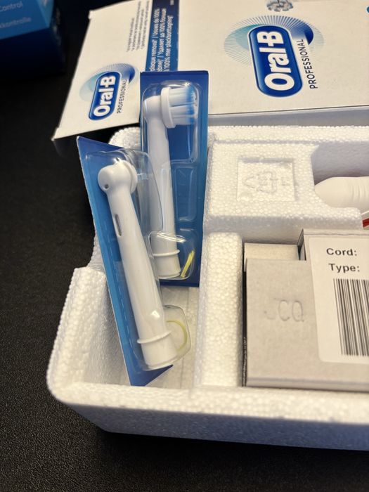 Szczoteczka elektryczna Oral-B Pro 2 2000 Professional Gumcare 2 Biała