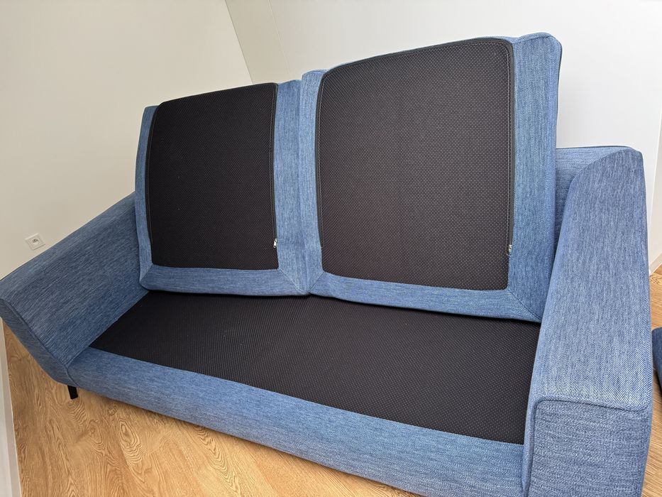 Nowoczesna niebieska sofa