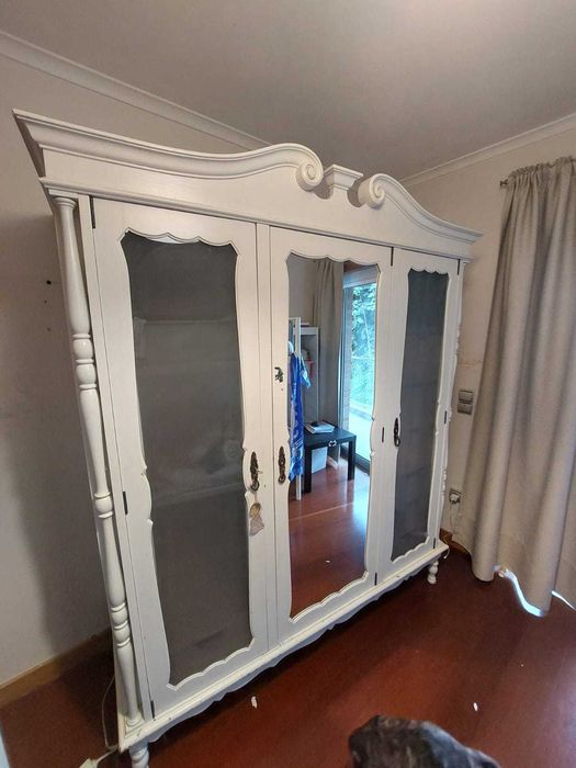 Roupeiro branco com espelho