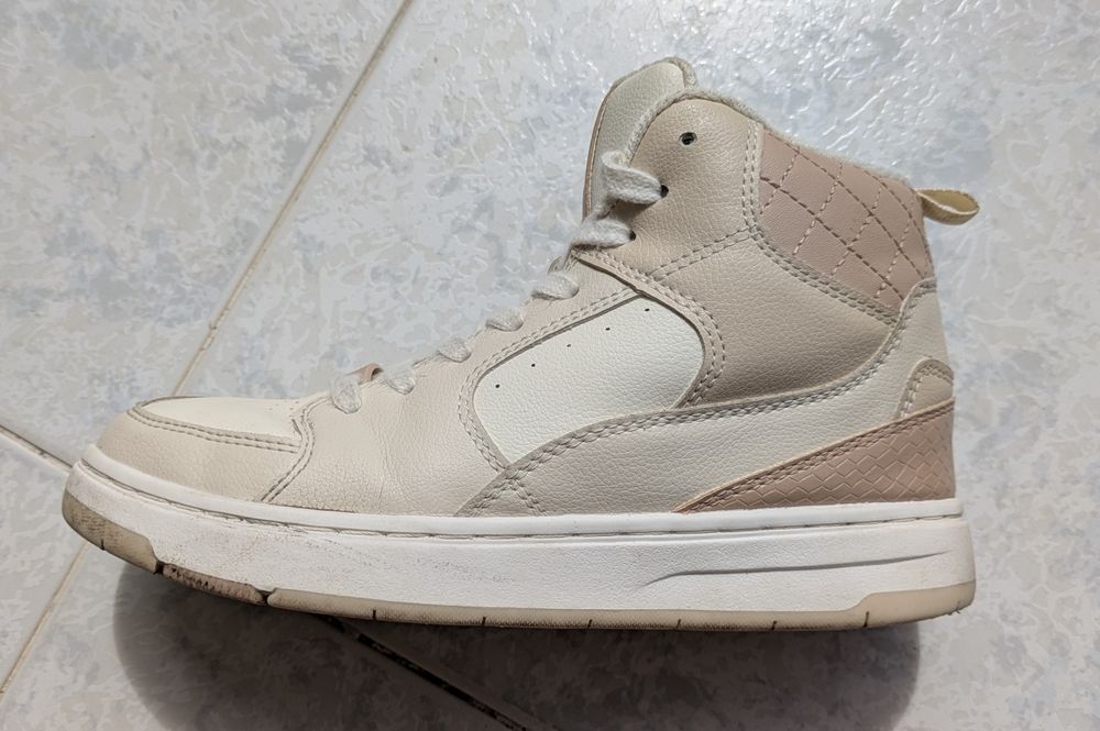 Botas desportivas creme e rosa