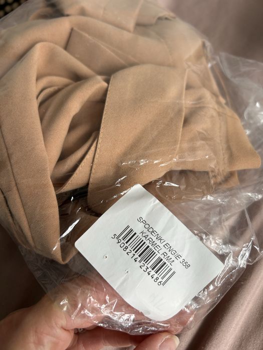 Nowe z metka szorty karmel M L