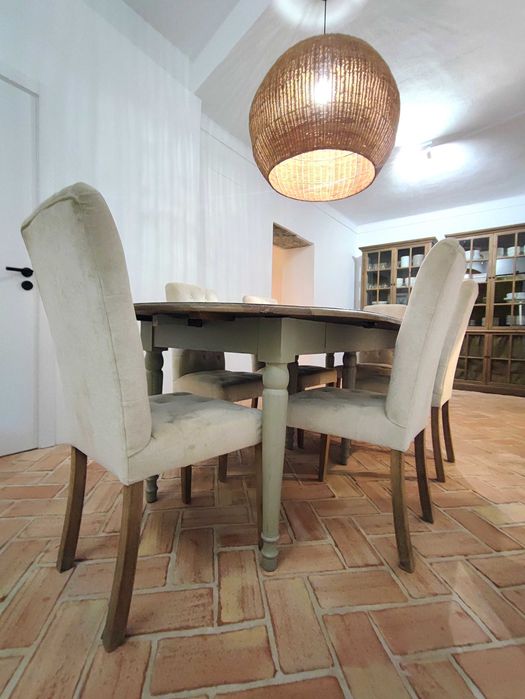 Mesa de Jantar Grande em Madeira e 6 Cadeiras Bege. (Conjunto)