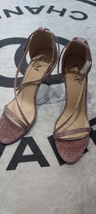 Różowe brokatowe sandałki na obcasie.