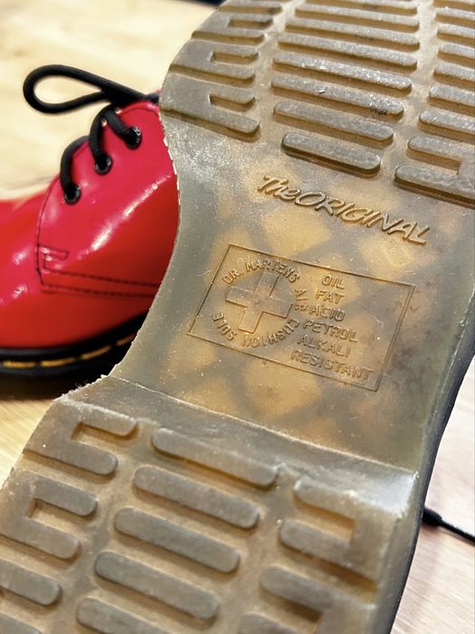 Червоні берци DR. MARTENS