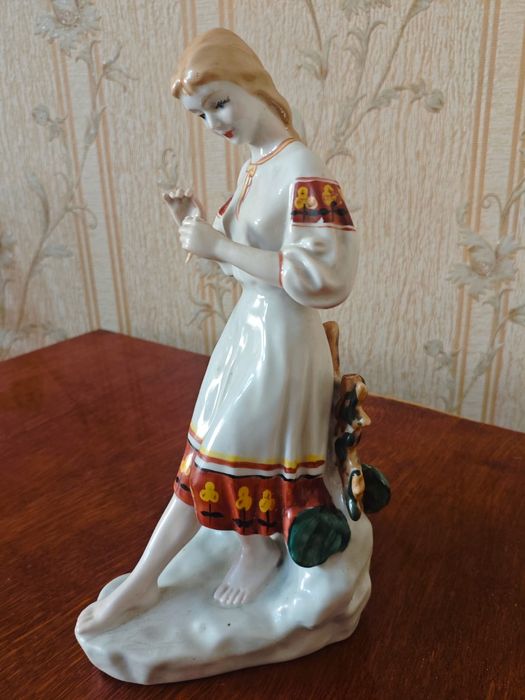 Продам статуэтку"Гадание на ромашке"