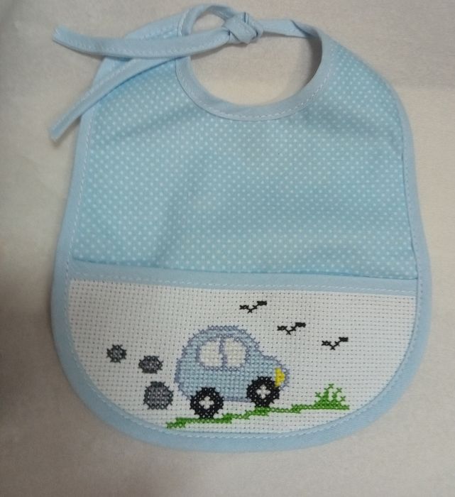 Babetes bordados a ponto cruz