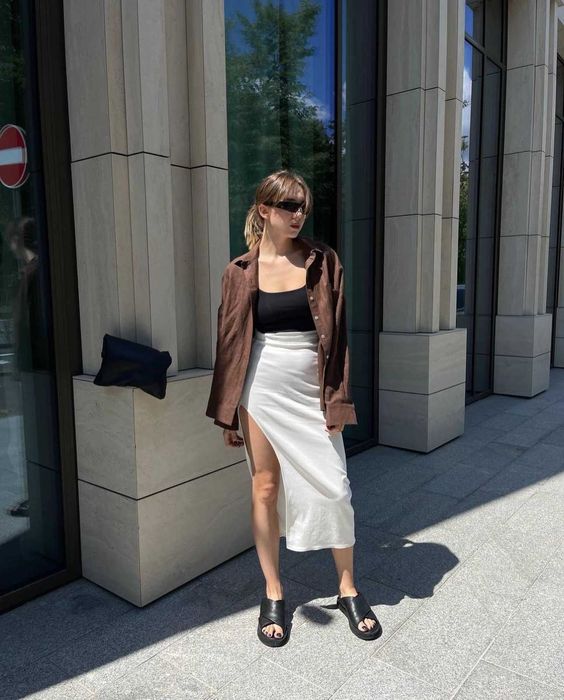 Спідниця міді з розрізом біло-молочна