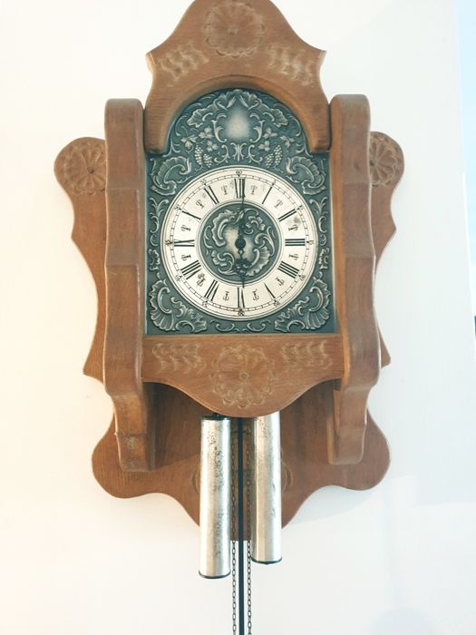 Lindo e pesado antigo relógio de parede à funcionar