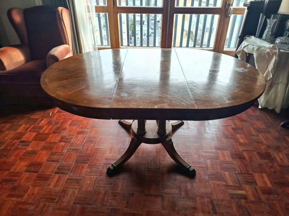 Mesa de estilo Regency