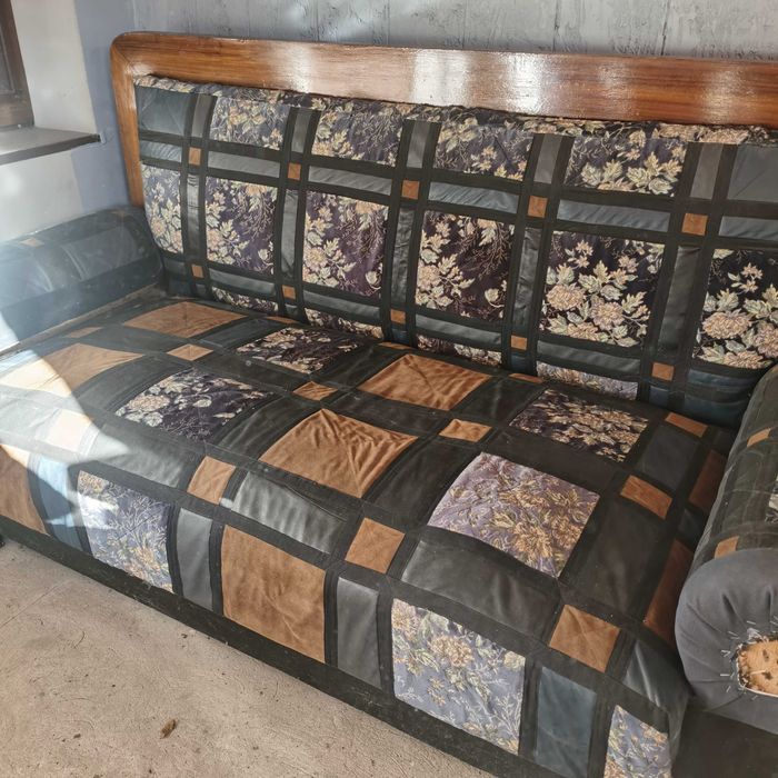 Диван старовинний, вітрина кухонна, куточок м'який кухонний