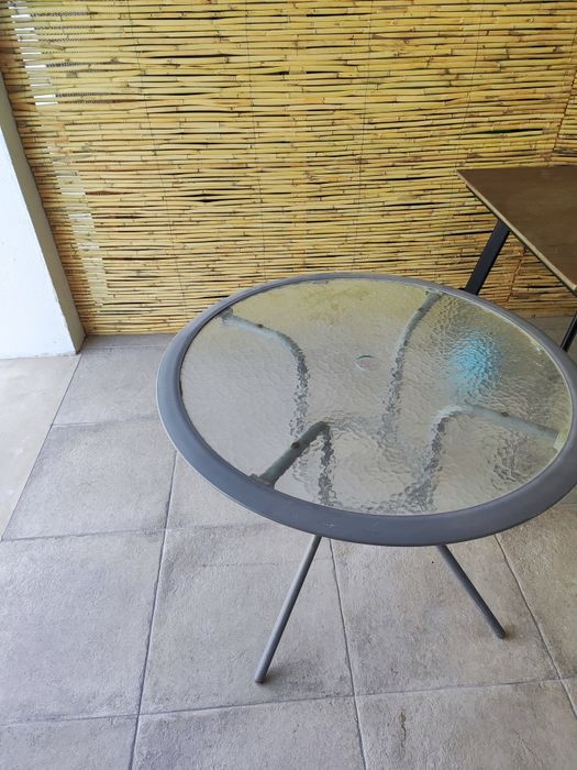 Mesa exterior em vidro