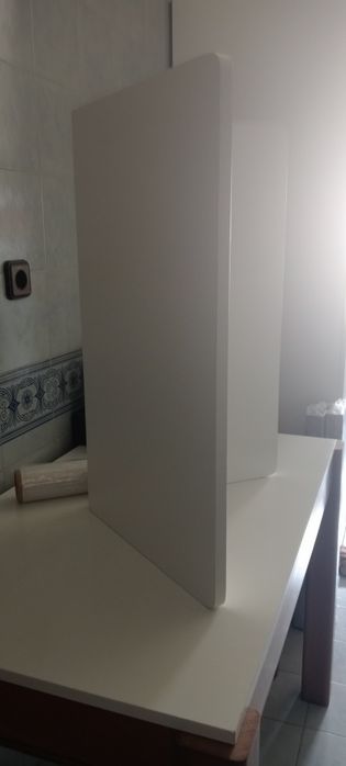Mesa livro e duas cadeiras