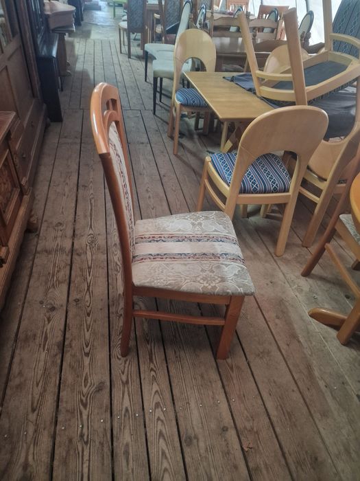 Stół z sześcioma krzesłami