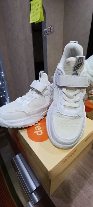 Продам кроссівки для дівчаток