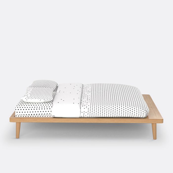 Cama plataforma em pinho maciço, com estrado, na cor Carvalho (sem o colchão)